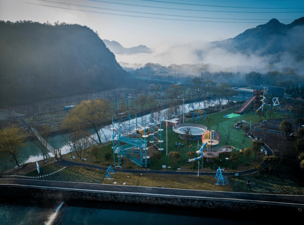 浦江鱼泡泡多彩田园营地,位于浦江县西北部虞宅乡境内的茜溪悠谷.