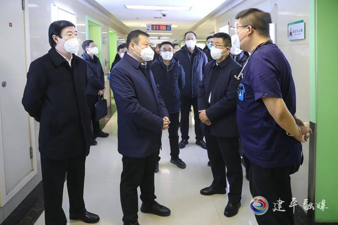 1月4日,县委副书记,县长陈景泉先后到建平县医院,人民康泰大药房,调研
