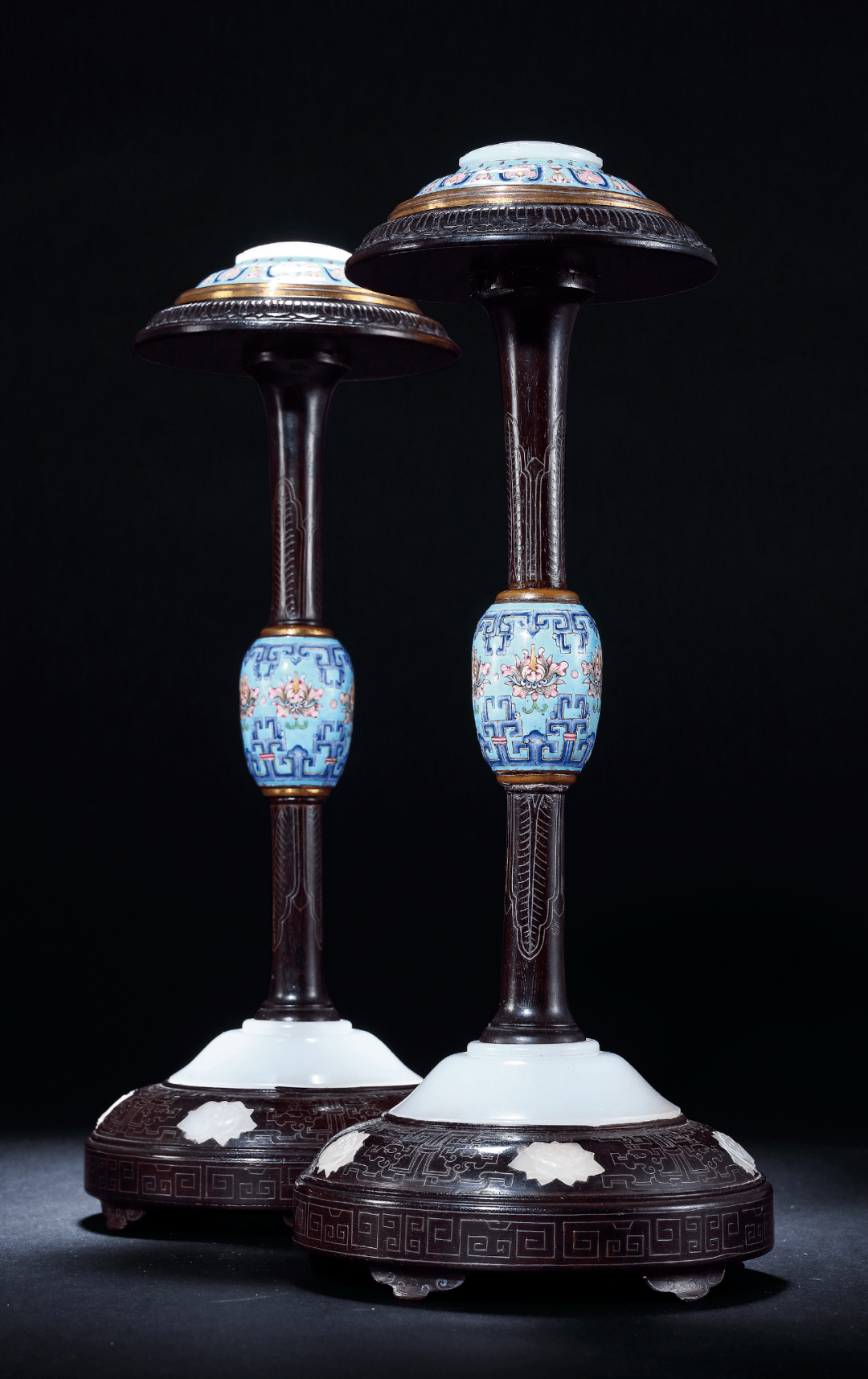 lot 6698清乾隆 紫檀嵌银丝镶白玉,画珐琅莲花冠架一对h:30cmrmb:1