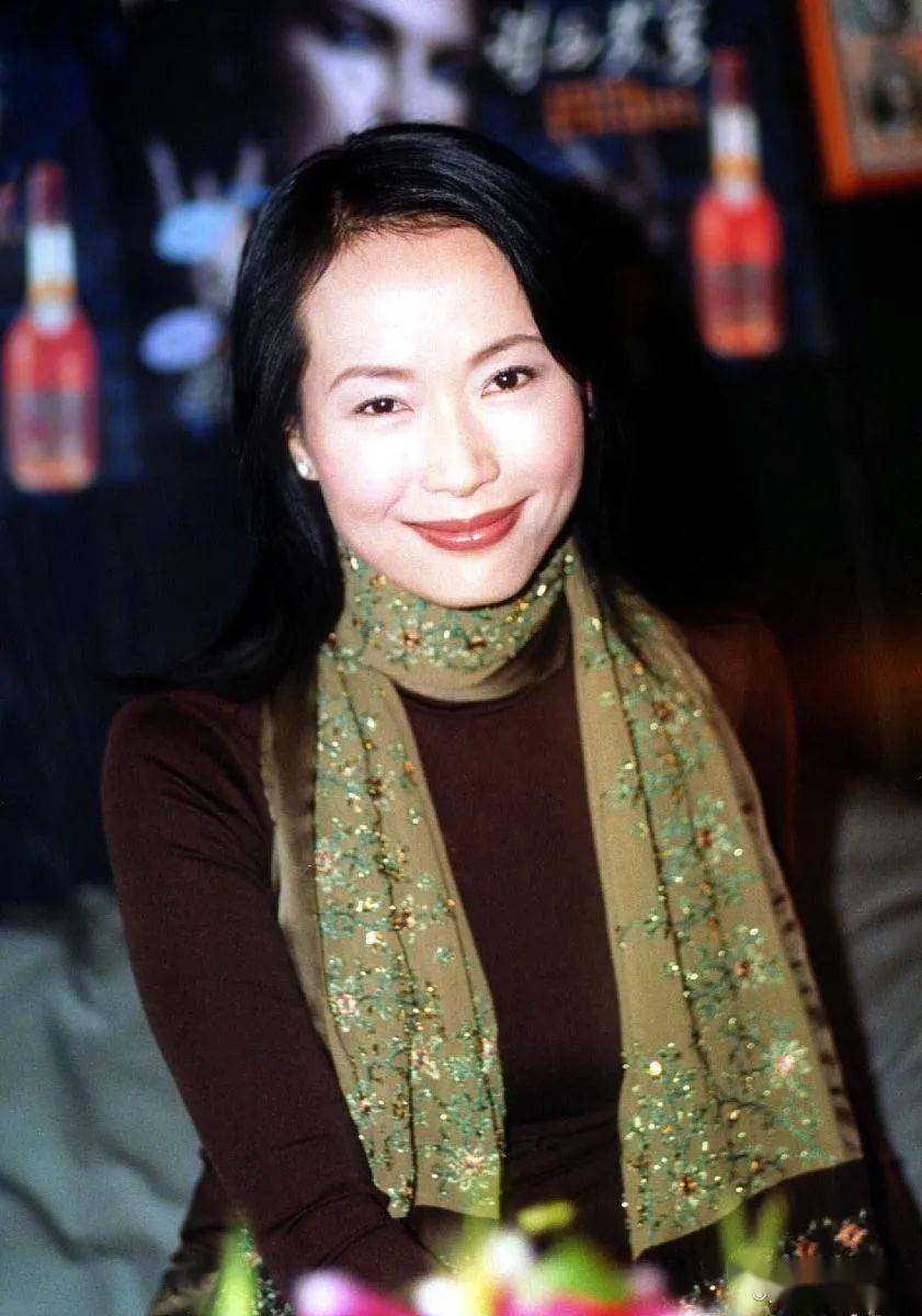 结婚34年无子女,目睹富豪丈夫"梅开四度",叶童为何坚持不肯离婚?