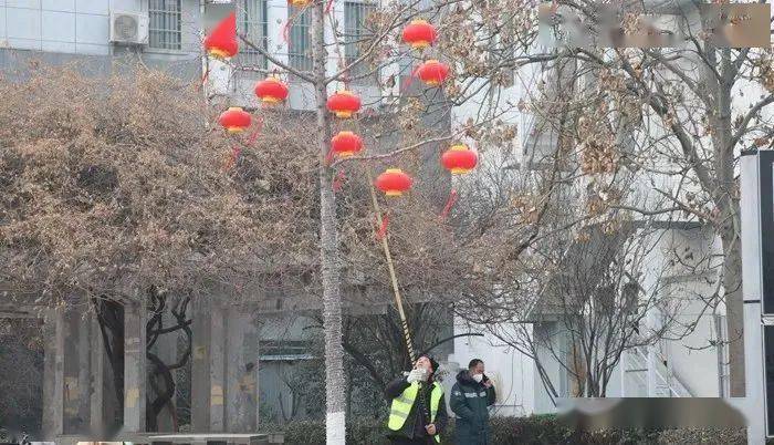 丰年味了！鲁西新区张灯结彩迎新年，那些处所能够看！