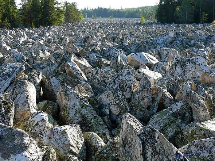 没有半滴水的“大石河”，上万颗10吨巨石组成千年奇景_手机搜狐网