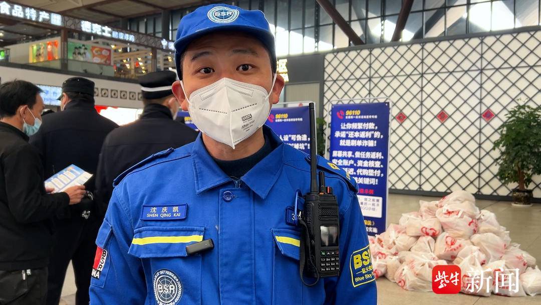 记者在铁路苏州站看到,青年蓝天救援队的志愿者们穿梭在候车大厅,将一