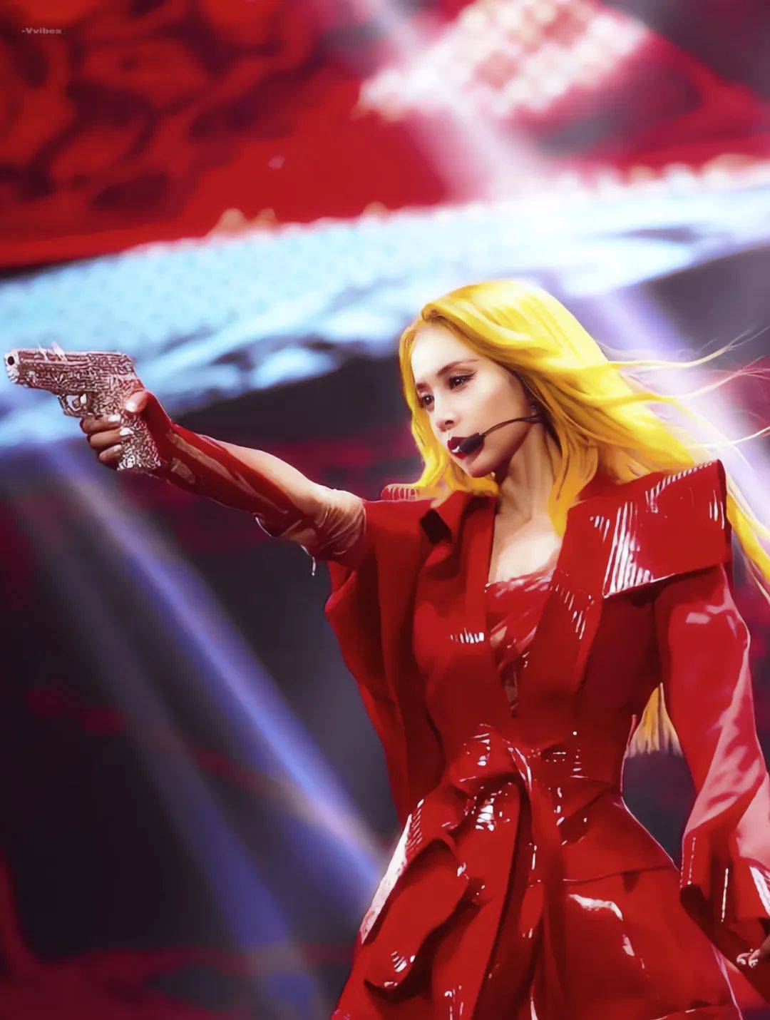 拿着镶钻手枪的红衣女王↓牛魔王↓蔡依林在小巨蛋举行 ugly betty