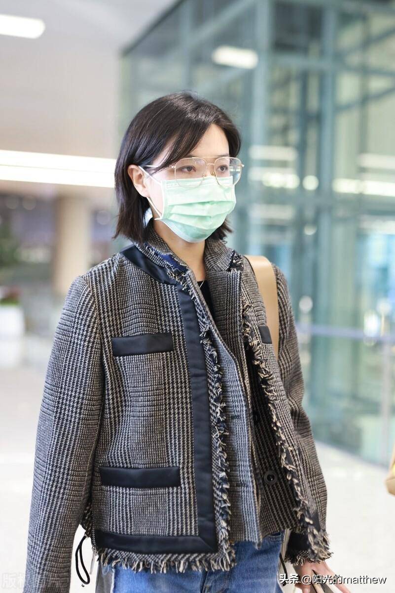 街拍:万茜灰色小香风外套 牛仔裤气质优雅_上海