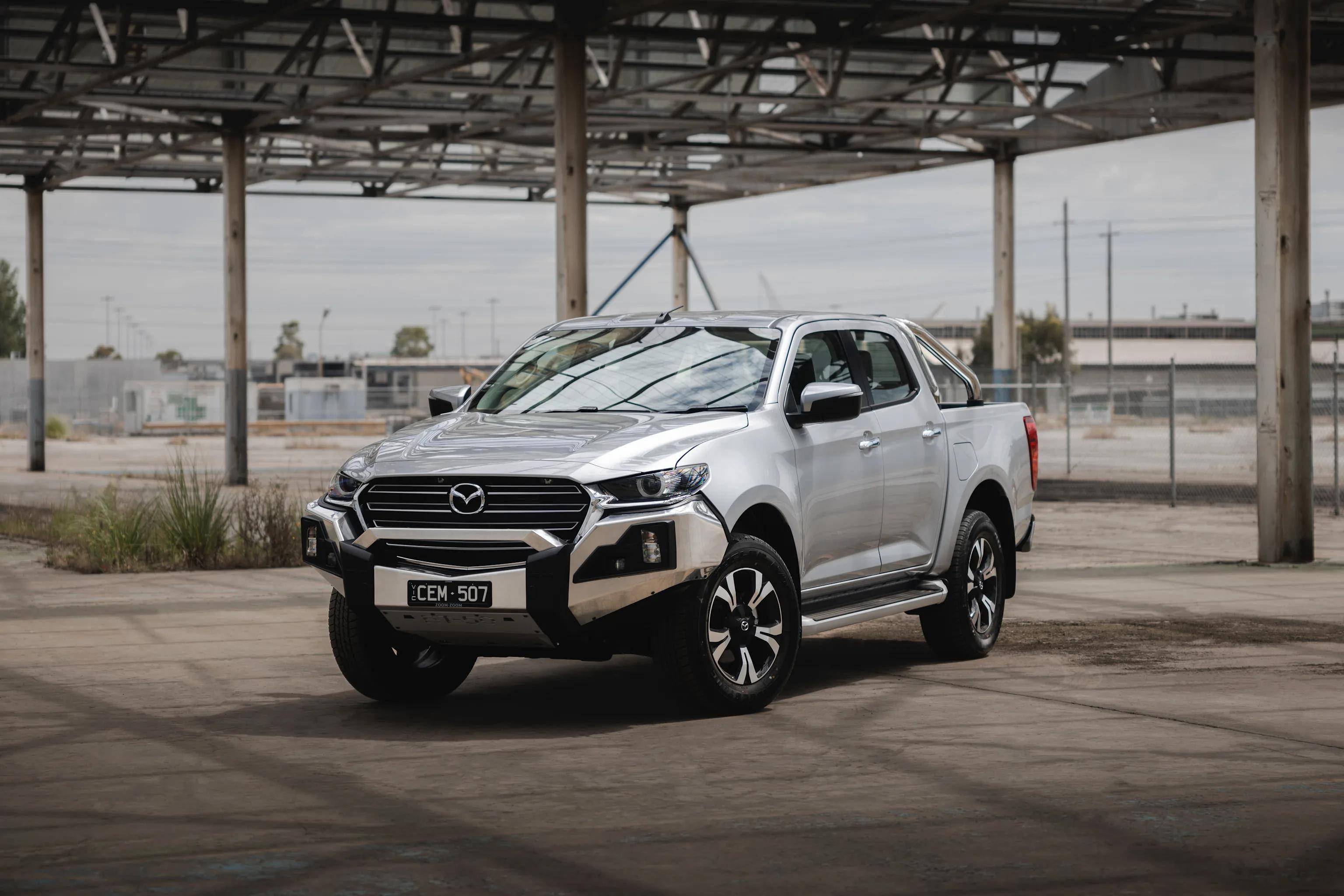 马自达bt-50越野版,原厂自带牛栏杠,五十铃3.0t柴油,售30.