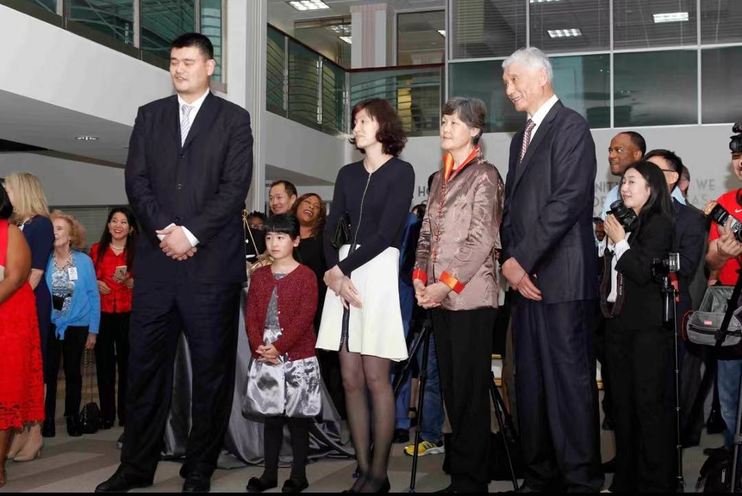 姚明女儿身高逆天,12岁已接近191的妈妈叶莉,这身高基因太绝了