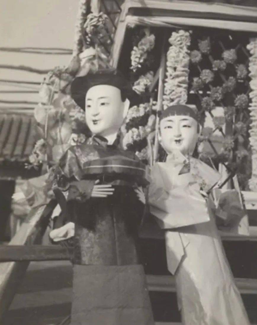 再看他们的表情,至少其中有一个是盯着你看的,对吧?