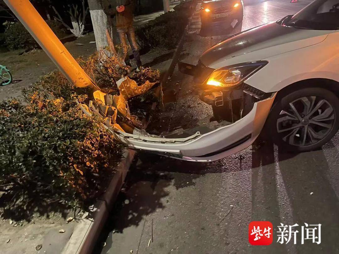 网约车司机白天忙到凌晨,开车犯困撞上路灯杆_朱某_江宁开发区_吉印