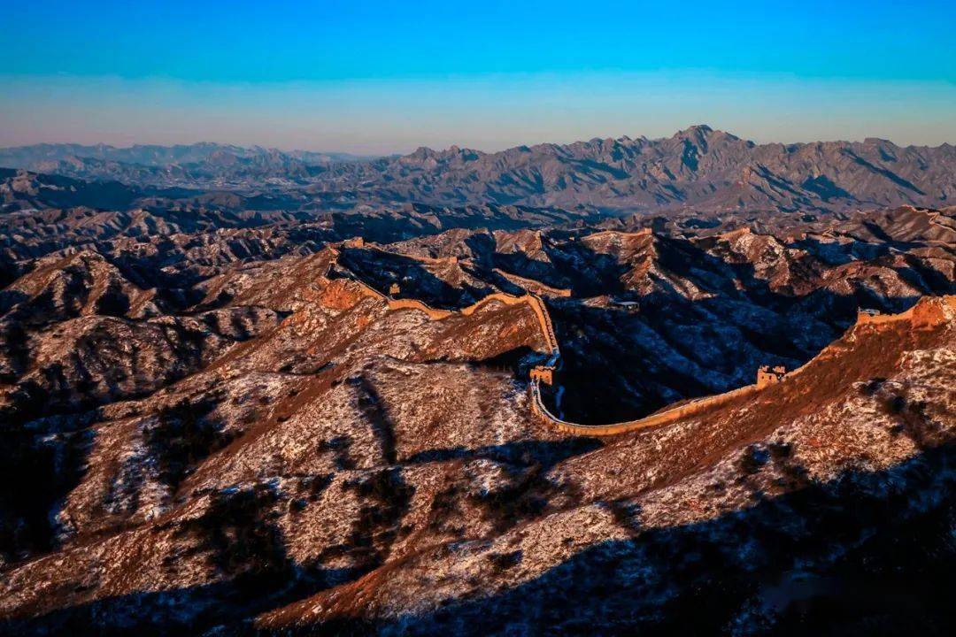 金山岭晨光盛景图图片