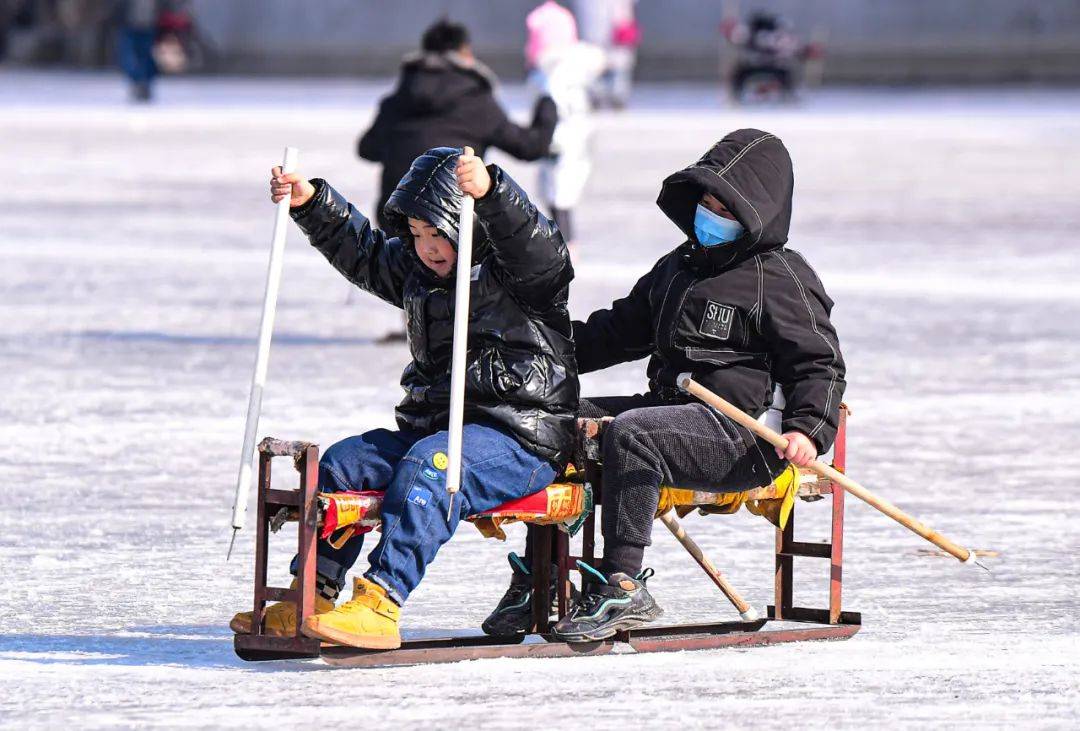 也让沈阳市民过足了瘾这些冬季娱乐的"标配"打冰球,抽冰尜儿打雪仗,堆