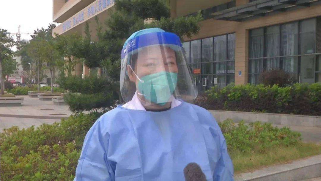 钟丽娟介绍,感染新冠病毒后,病人会出现发热,鼻塞
