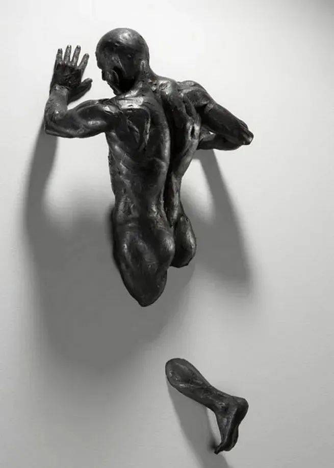 破墙而出的个性,艺术家普格利泽 强劲伟岸的男性人体雕塑_作品_想象力