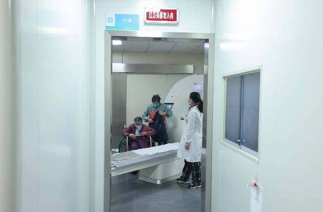 一家上海社区医院的新冠救治曲线：仗还要打一周左右