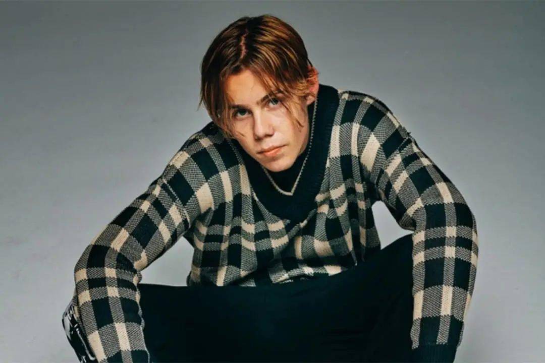 乐洛伊小子(the kid laroi),本名查尔顿·霍华德,2003年8月17日出生于