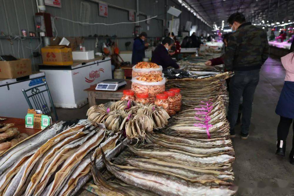 奉化区莼湖街道的桐照码头和双山码头,距离宁波市区约1小时车程.