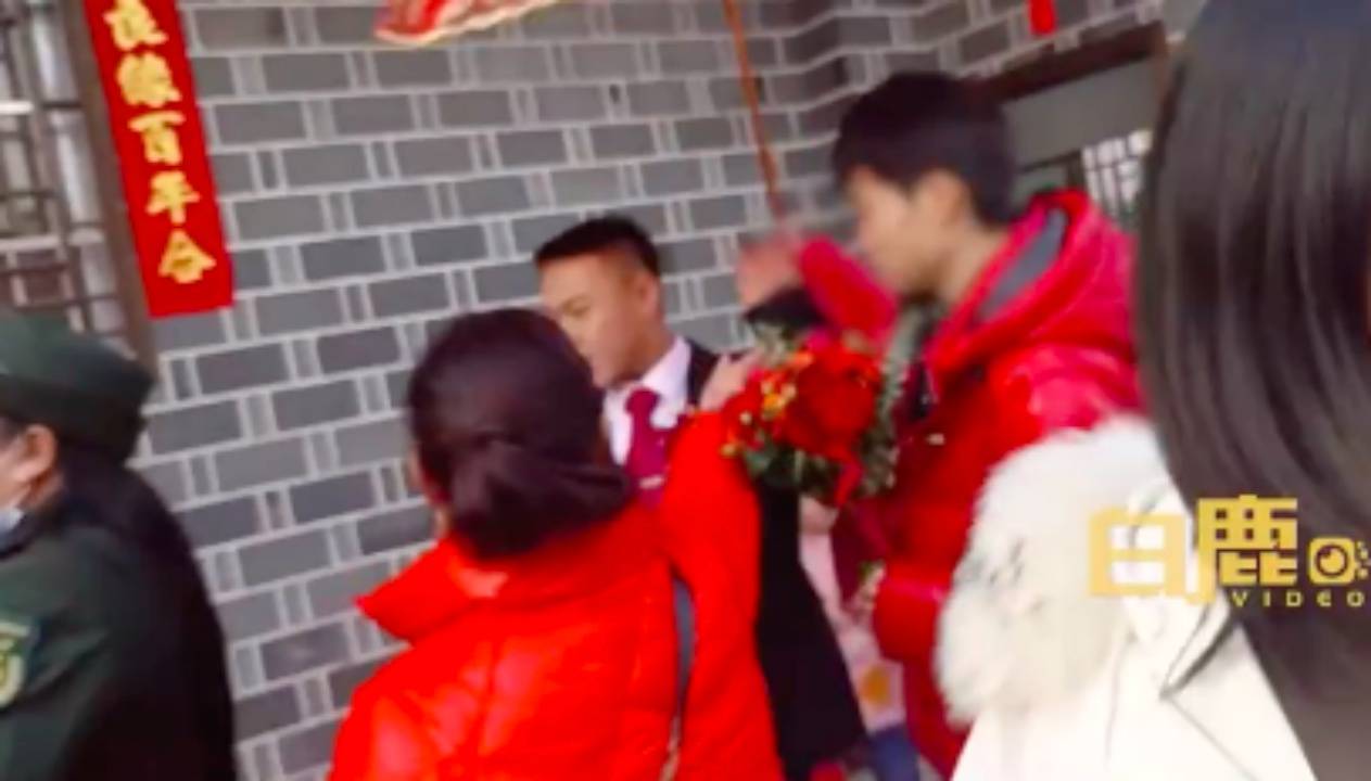 短发新娘不穿婚纱被误认成伴郎，亲友：婚礼比较随意，可能是新娘自己也不喜欢