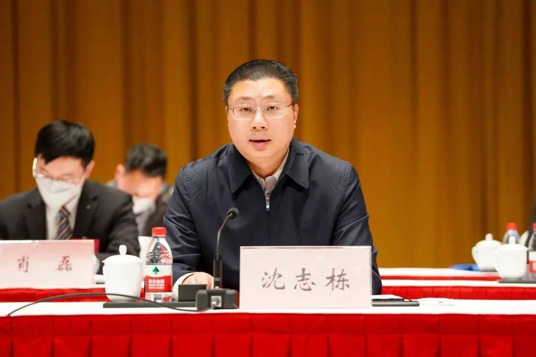 沈志栋代表区四套班子向大会召开表示祝贺,向出席大会的专家,全体代表