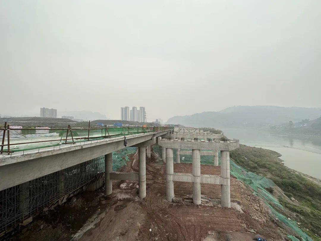 跟随记者来打探第二期岷江二桥段施工进度如何第一期锁江石段已完工延