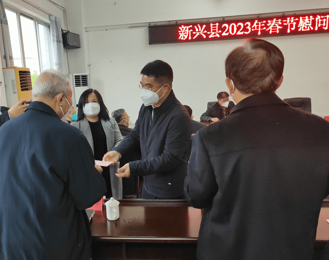 期间,陈哲江,赖鉴铭,肖志坚,梁国华等县领导为离退休干部送上了节日