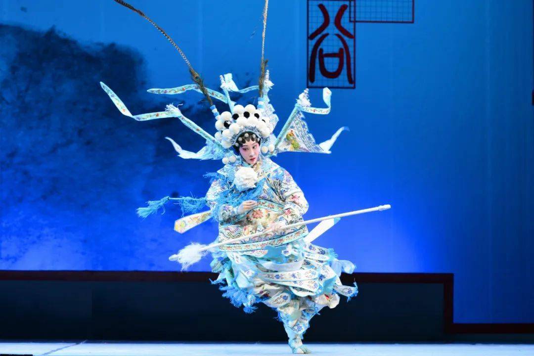 南国文艺新力量 | 李嘉宜:一位"虎度门"少女的20年"追光梦"_粤剧_广东