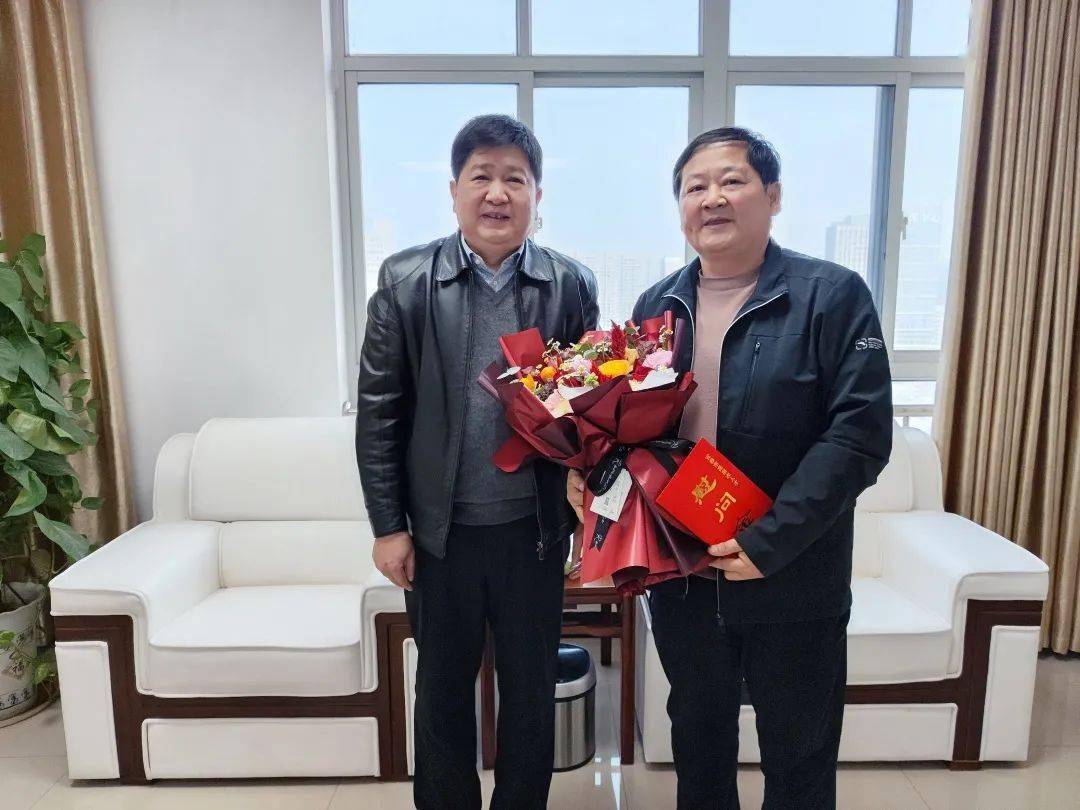 在市农业农村局,余定新与市农业农村局研究员,省农