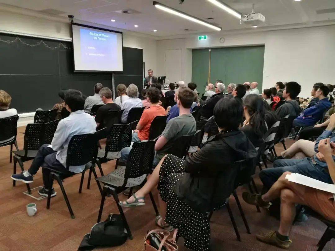 他曾应邀在普林斯顿大学,伦敦经济学院,墨尔本大学,新加坡国立大学等