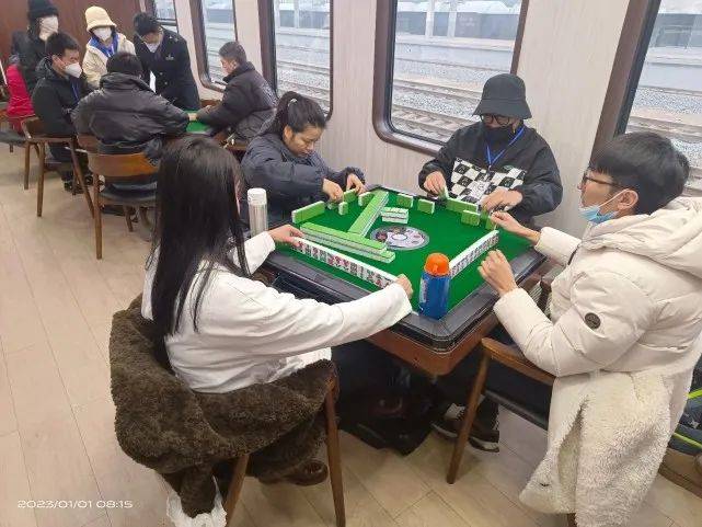 火车内设麻将桌，还能唱K淋浴？回应来了