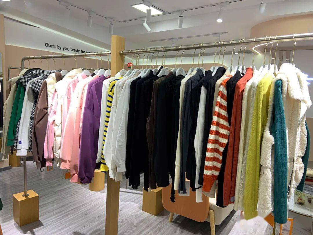 衣时代啄木鸟羽绒服599元一件逸之媛羽绒服399元一件中款棉服260元一