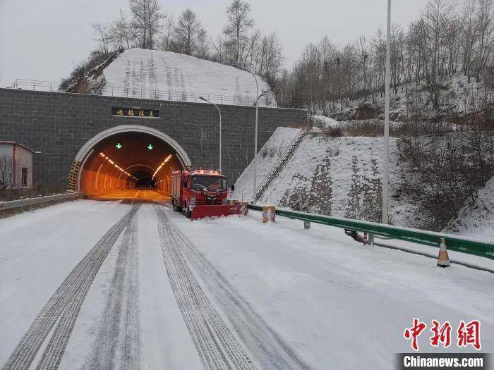山西出现大范围雨雪天气 高速公路全部临时封闭
