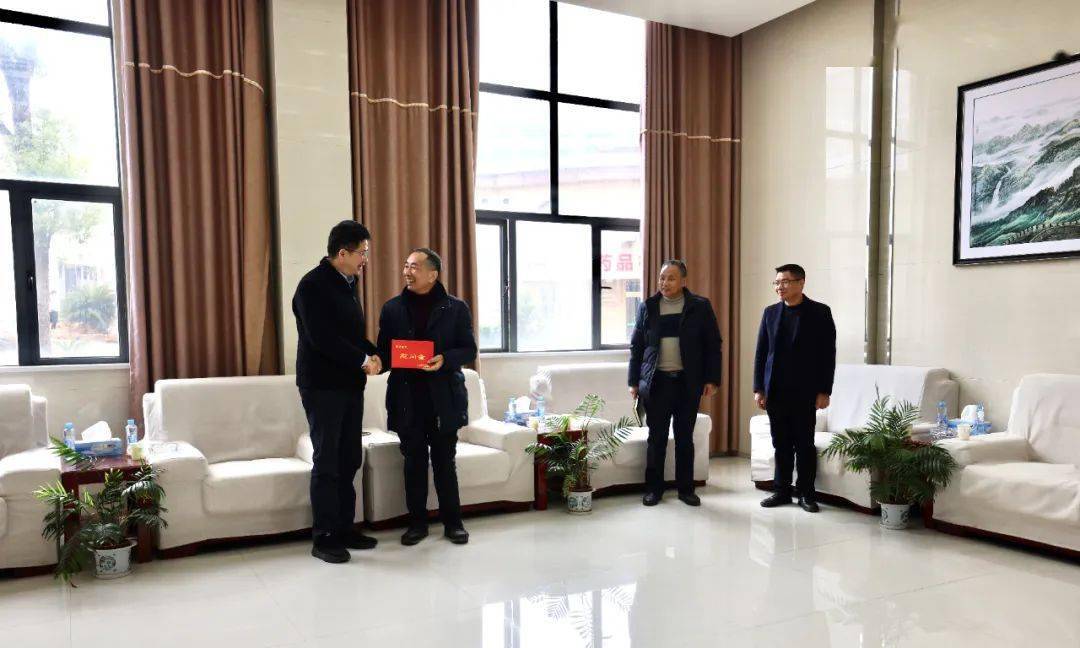 袁州区委书记江伟斌:时刻把群众安危冷暖放在心头,抓在手里_企业_的