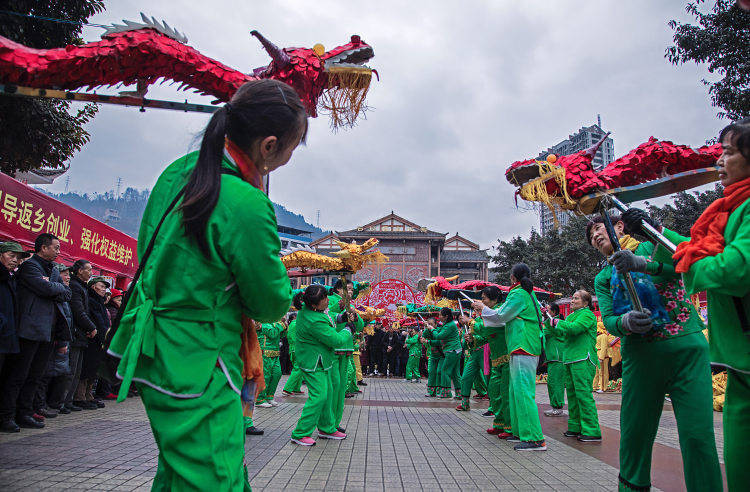 重庆喊你来过年｜唱响“啰儿调”舞起金狮龙，石柱非遗大贺年