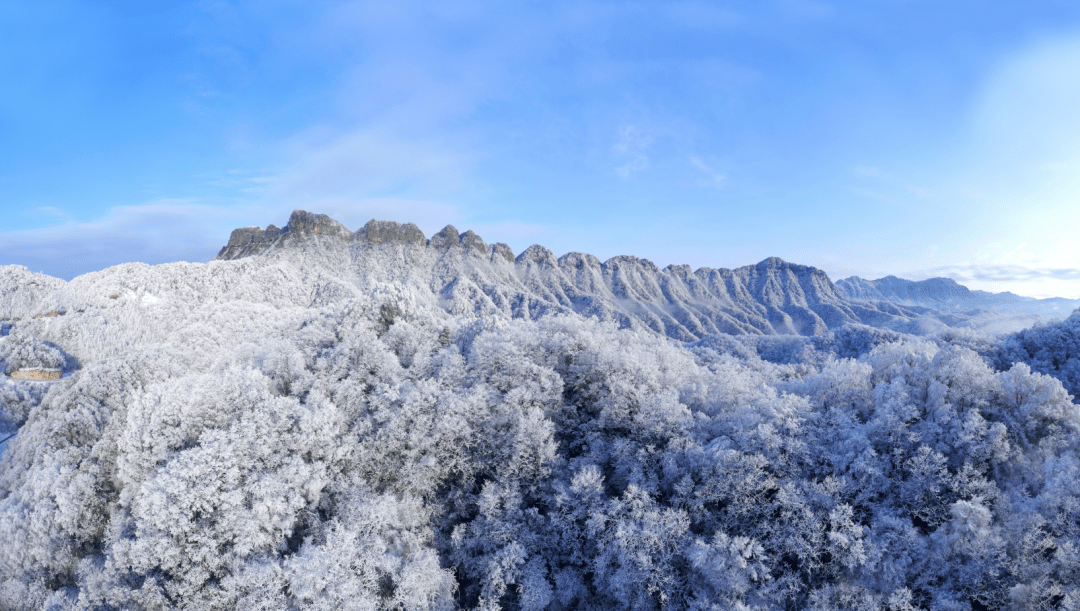 贾郭山↓↓就可欣赏到南国冰雪盛景在光雾山旅游区北地朔风吹动的漫天