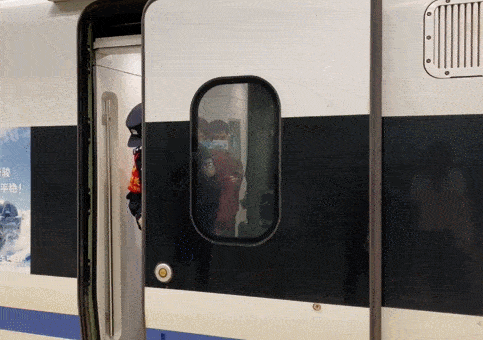 今天，广深港高铁重启！他们抢先搭乘首班车，通关第一件事是……