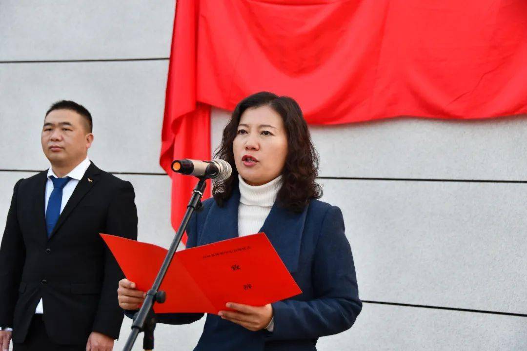 县委副书记,县长张秋红致辞,代表中共石屏县委,石屏县人民政府,对石屏