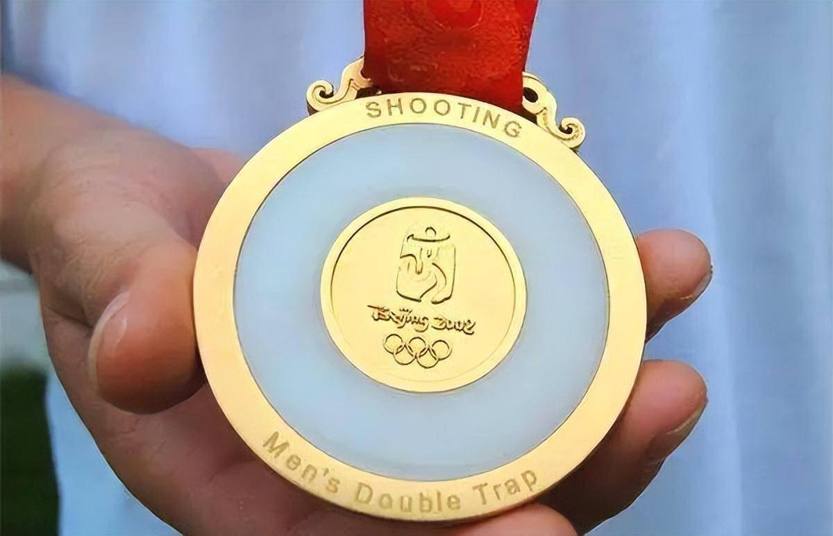 的激荡——2008年北京奥运会奖牌也十分新颖地选用了"金镶玉"的搭配