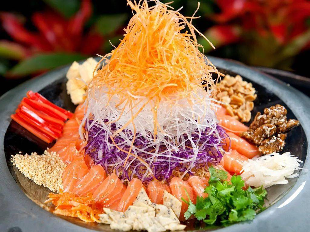 新加坡过年捞鱼生,捞到新年的好兆头!_华人_食材_鱼片