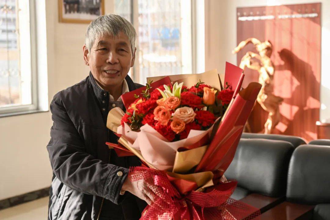 认真倾听他们的工作历程和对县委,县政府工作以及祁县发展的意见建议