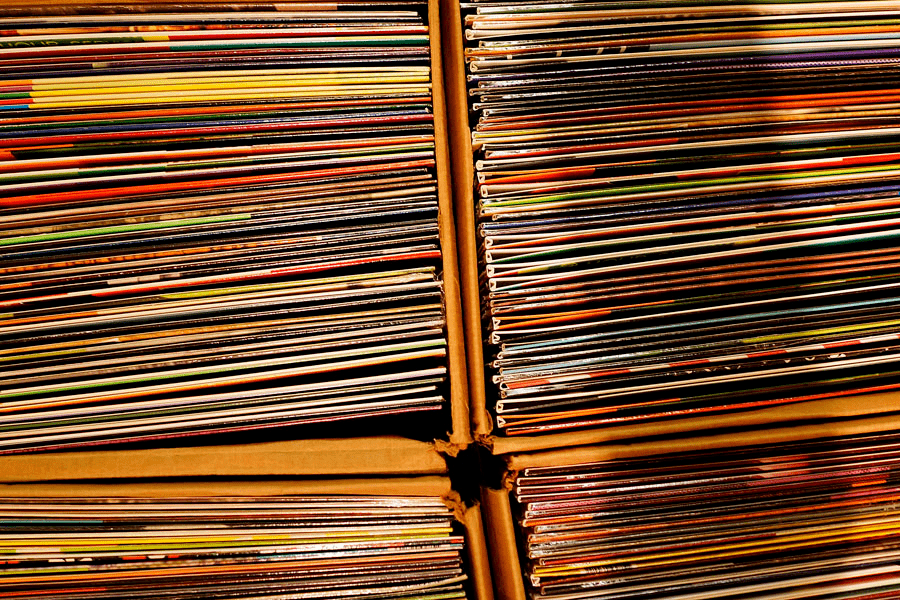 ���ڽ���Ƭ��ò��ٺں�Բ��