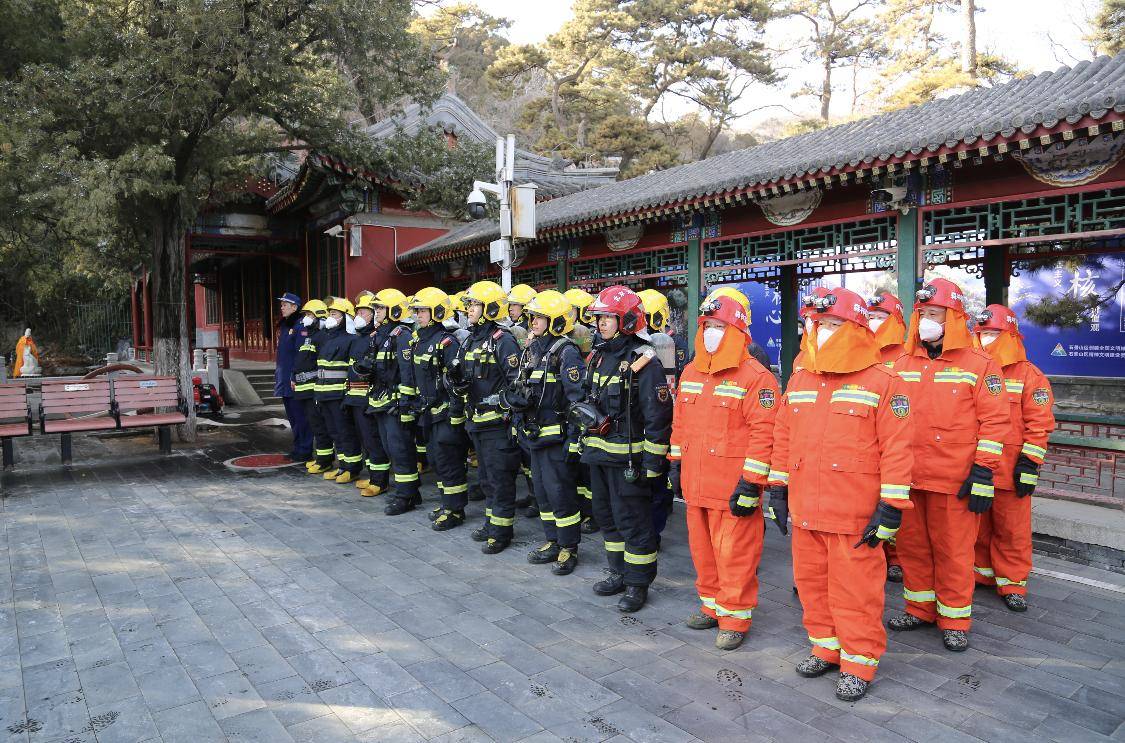 1月19日下午,北京市石景山区消防救援支队在八大处公园灵光寺举行文物