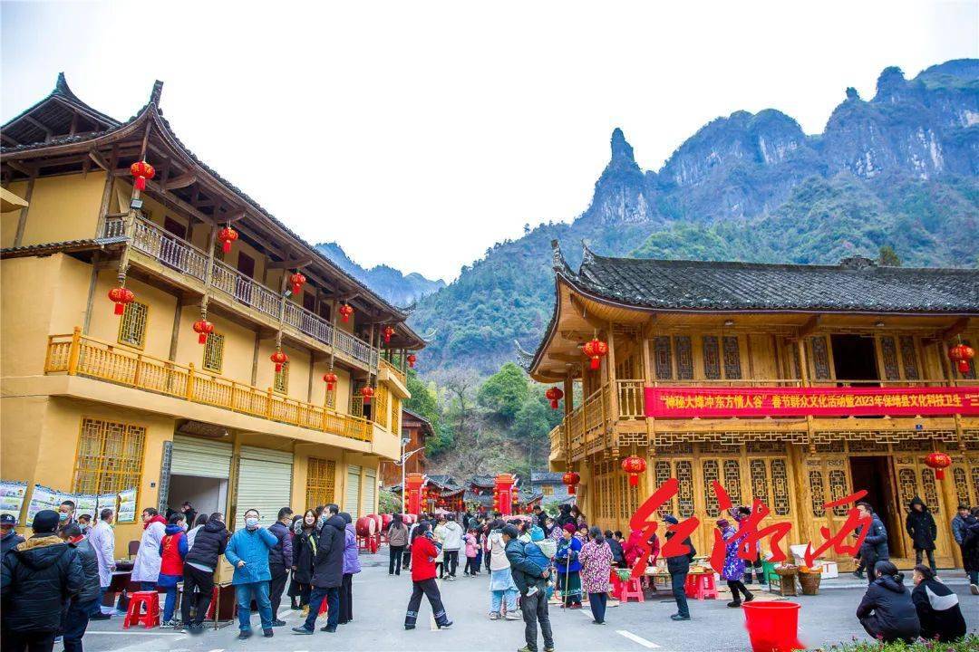 串挂上墙角……1月18日,湘西州保靖县吕洞山镇夯沙村里充满年的喜庆