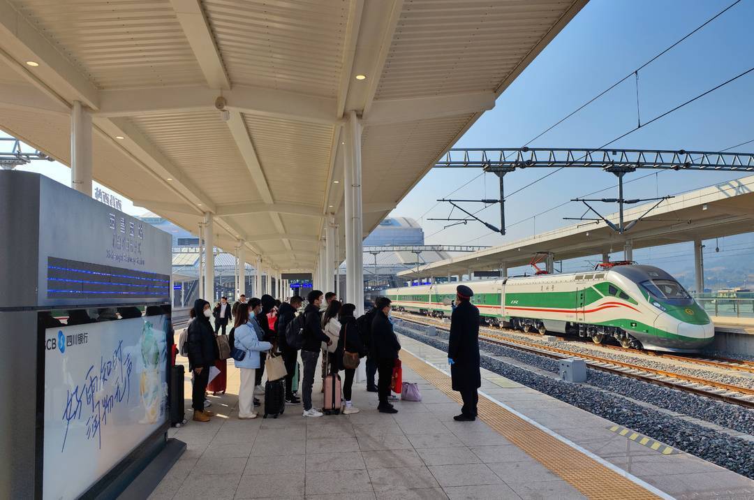 镜头下的大凉山:动车穿越大凉山_西昌_凉山州_胡仲平