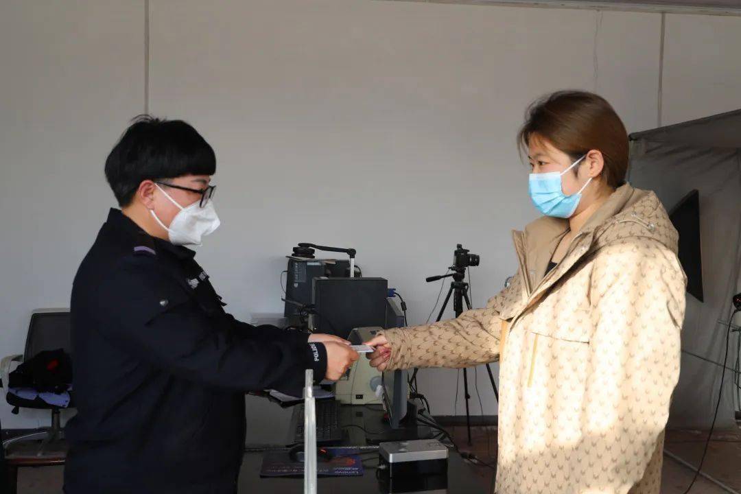 "户籍警高金燕趁着没人的空隙,咕咚咕咚地喝了一大杯水.