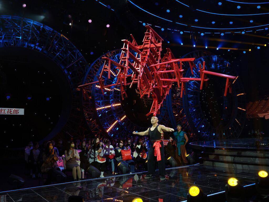 自贡杂技《顶板凳》登上《我要上春晚》舞台