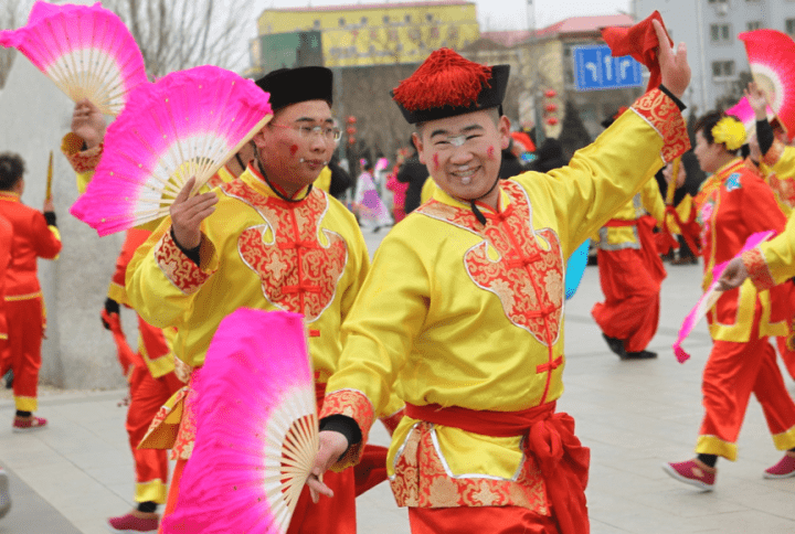 老奤鼓表演"妞"出场"公子"翻花.