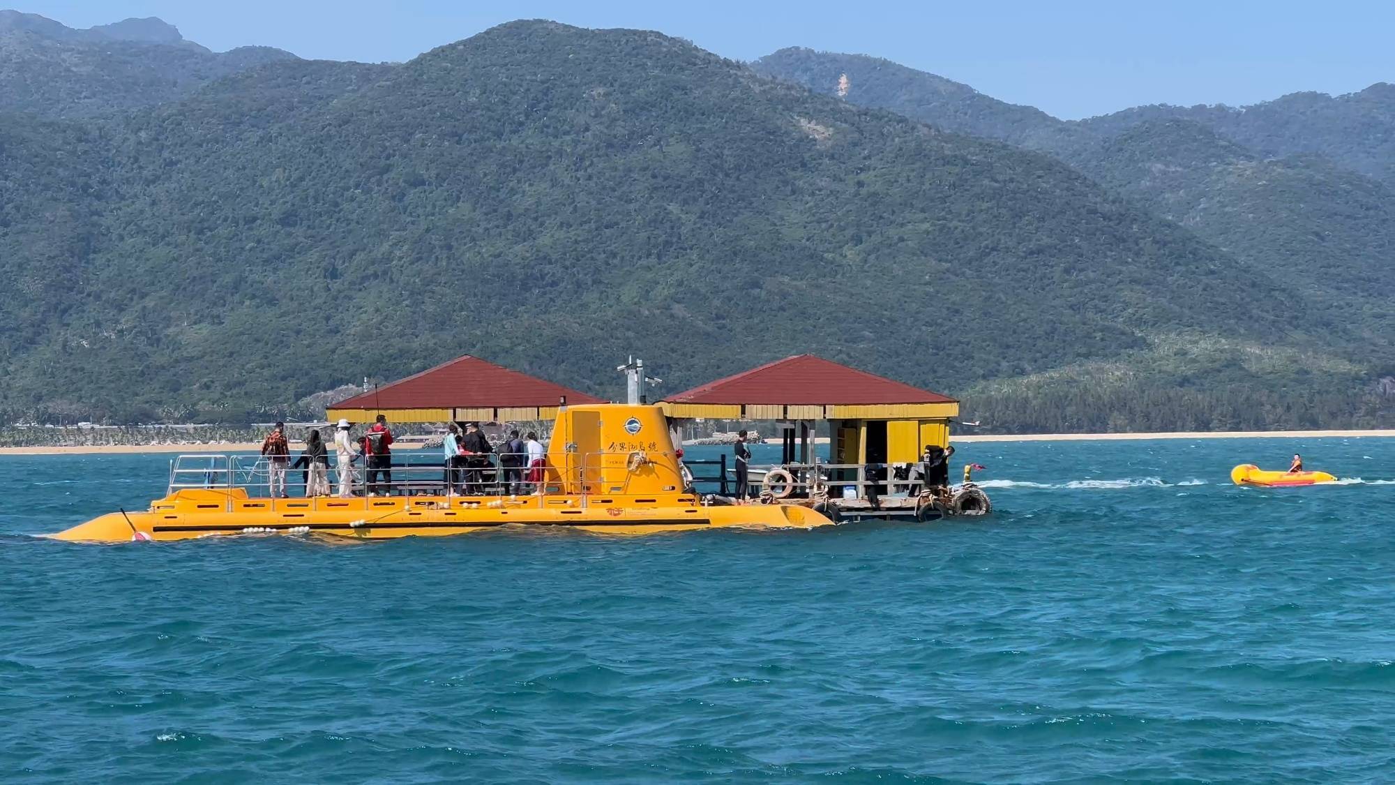 首批国产全潜式大型旅游观光船在分界洲岛投入运营_潜水艇_旅游区
