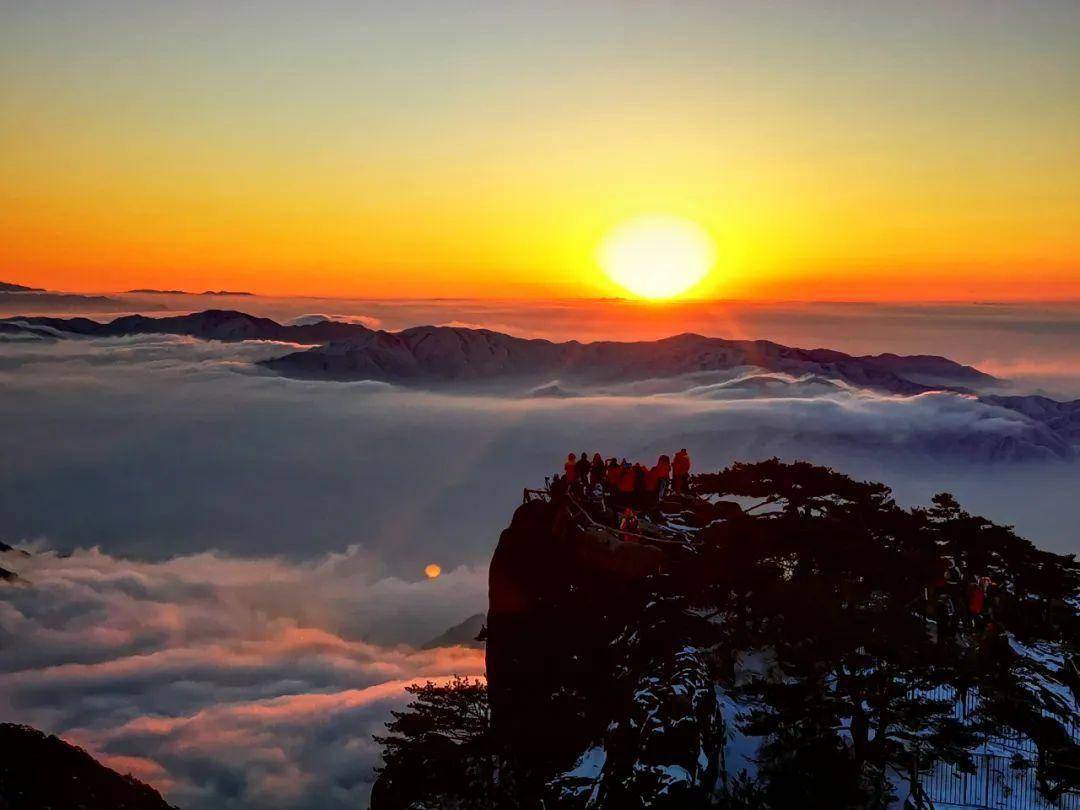 的曙光里山巅翘首的游人群峰绣上烂漫朝霞旭日东升喷薄而出破晓时分