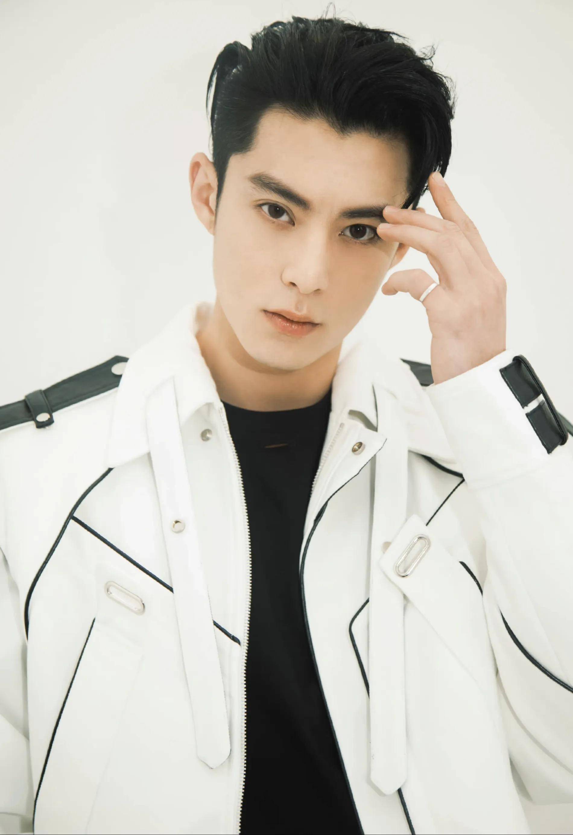 男星王鹤棣时尚合集:俊朗帅气,颜值爆表