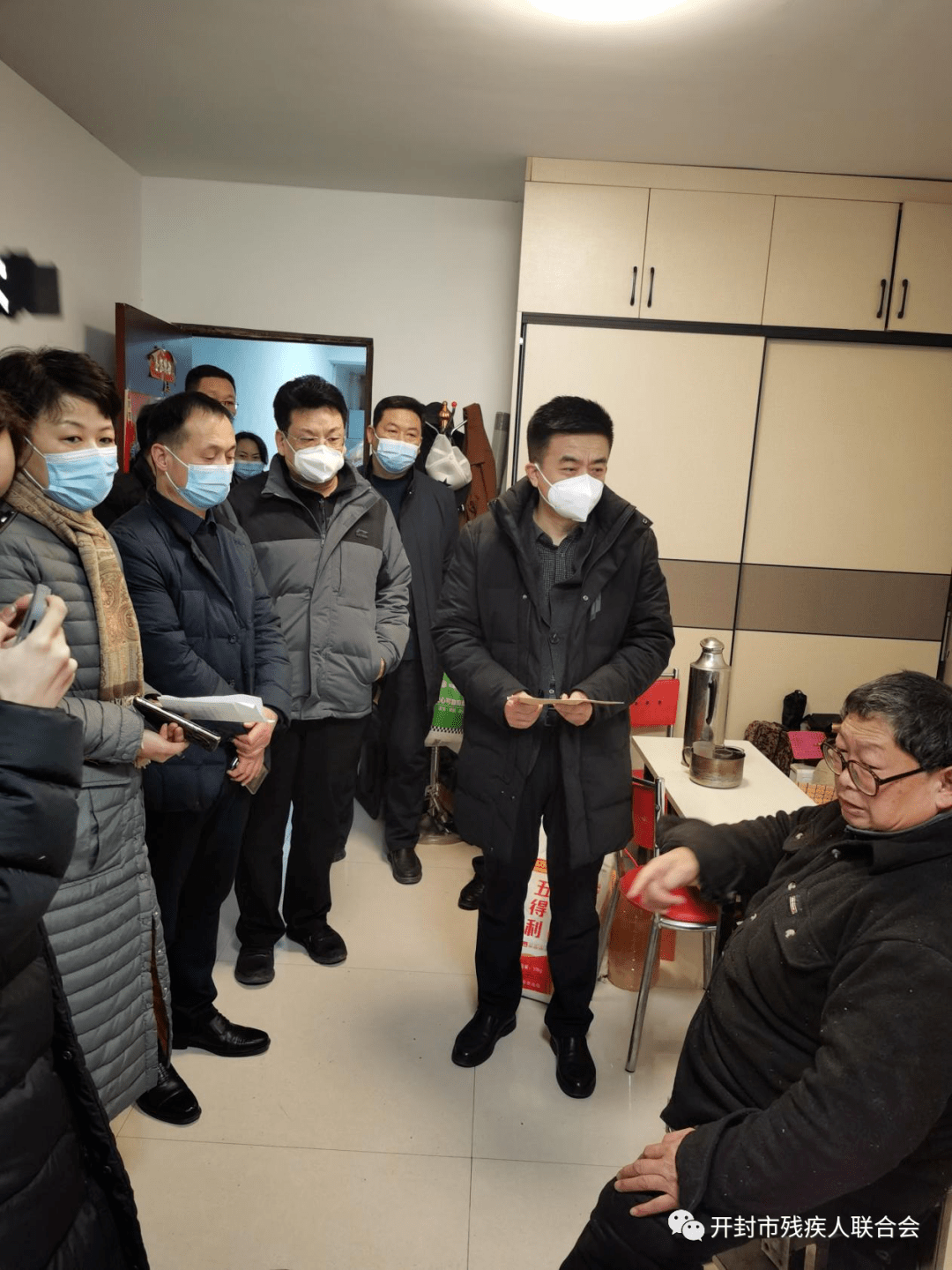 月12日上午,市人大常委会副主任,禹王台区委书记黄腾来到残疾人朱建设