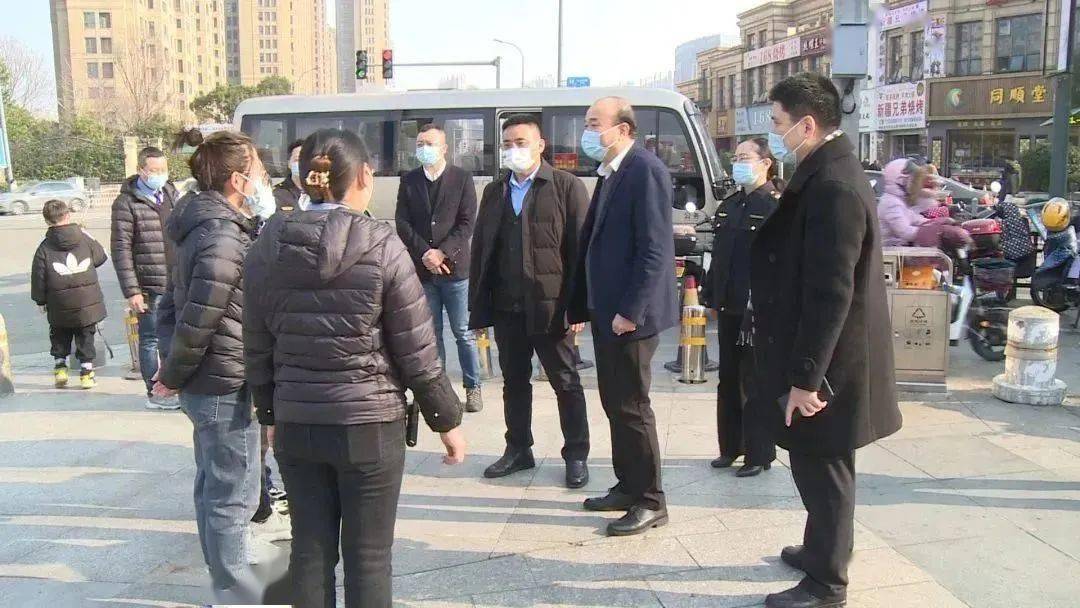 王建波春节前慰问一线工作人员_采购_菜市场_市民